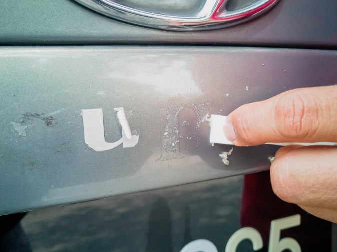 como quitar un sticker de vidrio