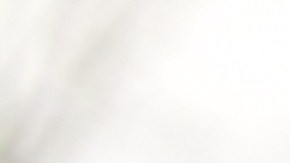 Foto de un hombre llamando por teléfono durante un accidente de tránsito