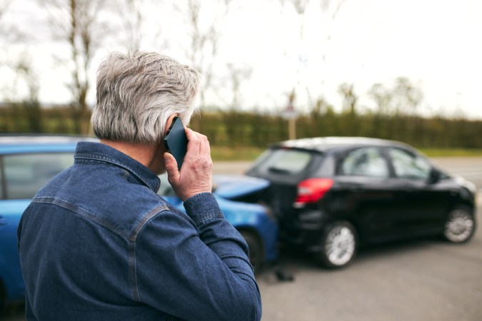 Foto de un hombre llamando por teléfono durante un accidente de tránsito
