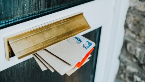 Foto de varios sobres en una puerta