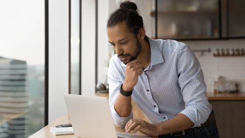 Foto de un hombre consultando algo en su computadora