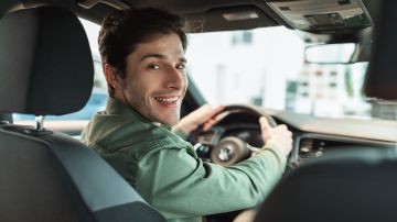 Foto de un conductor sonriendo