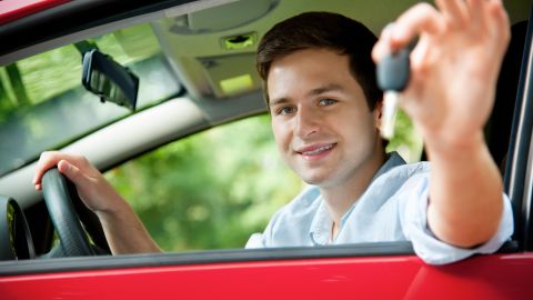 Permiso de aprendizaje para conducir en California: requisitos para menores de edad