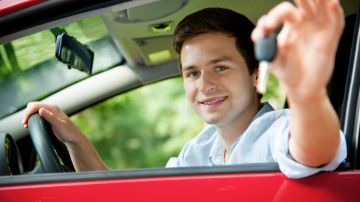 Permiso de aprendizaje para conducir en California: requisitos para menores de edad