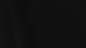 Foto de las manos de dos personas durante la firma de un contrato