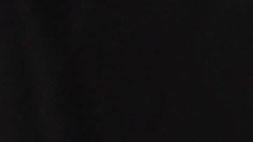 Foto de las manos de dos personas durante la firma de un contrato