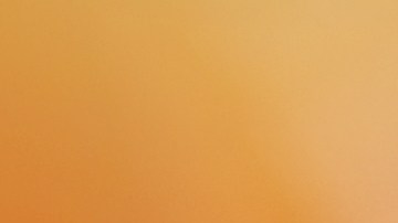 Foto de la mano de una persona presentando un examen escrito