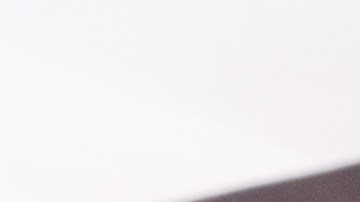 Foto de una mujer conduciendo durante su examen de manejo