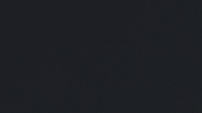 Foto de un hombre poniéndose un traje protector