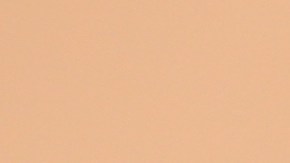 Foto de un hombre mostrando su licencia de conducir