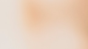 Foto de un hombre mostrando un hombre mostrando una licencia en blanco