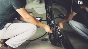 revisar la presión de los neumáticos