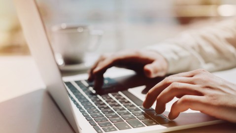 Foto de las manos de una persona escribiendo en una laptop