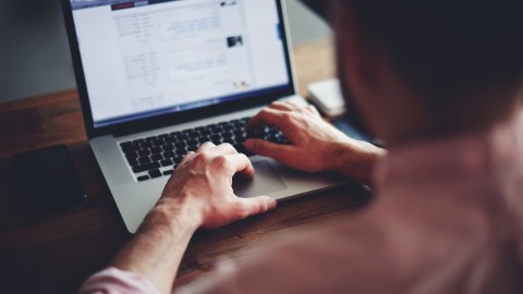 Foto de un hombre usando una laptop