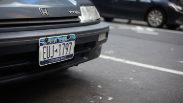 Foto de un auto mostrando su placa de matrícula de Nueva York