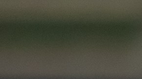 Foto de un hombre revisando el correo