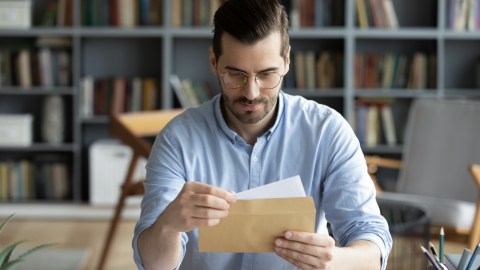 Foto de un hombre revisando el correo