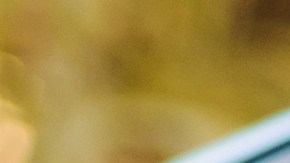 Foto de una mujer mostrando su licencia de conducir mientras conduce.