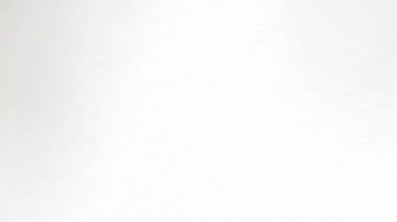 Foto de la mano de una persona completando una lista de verificación.