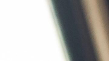 Foto de las manos de una persona sobre el volante de un camión