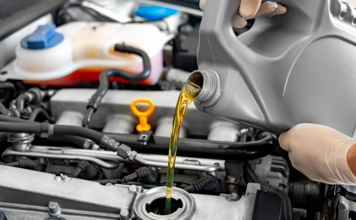 Objawy niskiego ciśnienia oleju w Twoim samochodzie