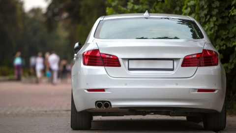 Auto color blanco.