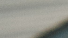 Hombre cuidando la limpieza de parabrisas para que no se rayer