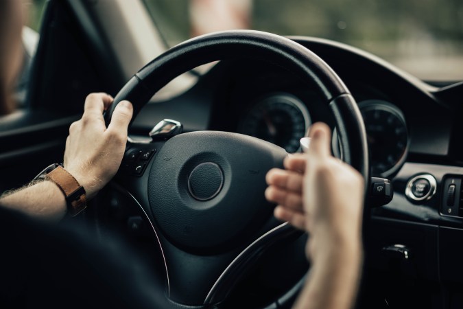 como tomar el volante al conducir