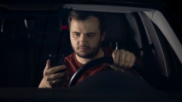 Foto de un conductor usando un teléfono
