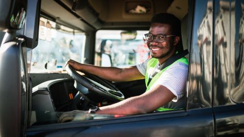 Foto del conductor de un camión sonriente