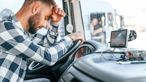 Foto de un hombre al volante de un camión