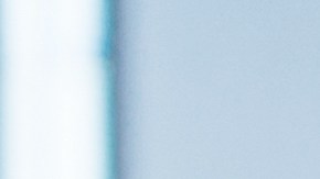 Foto de un hombre presentando un examen escrito