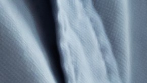 Foto de un hombre usando una laptop