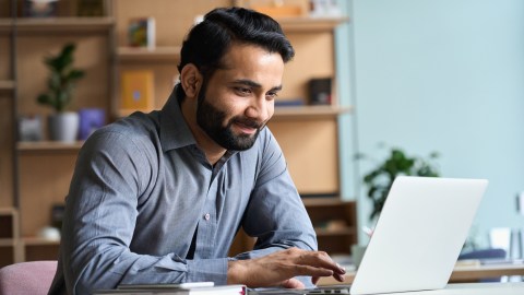 Foto de un hombre usando una laptop