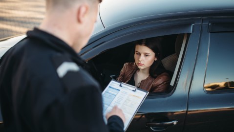 Foto de una conductora siendo multada
