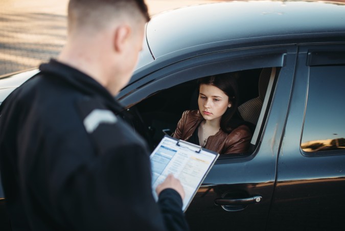 En el estado de Michigan, la licencia puede ser suspendida por cometer infracciones de tránsito.