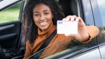 Foto de una mujer mostrando la licencia de conducir