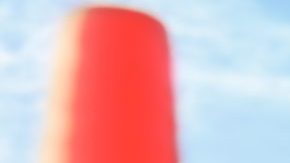 Foto de una mujer saliendo de un auto durante su examen de manejo