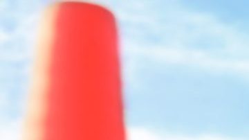 Foto de una mujer saliendo de un auto durante su examen de manejo