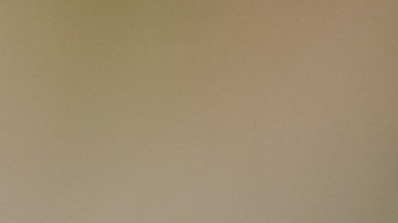 Foto de una mujer a bordo de una motocicleta