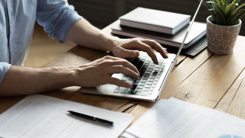 Foto de un hombre usando una laptop