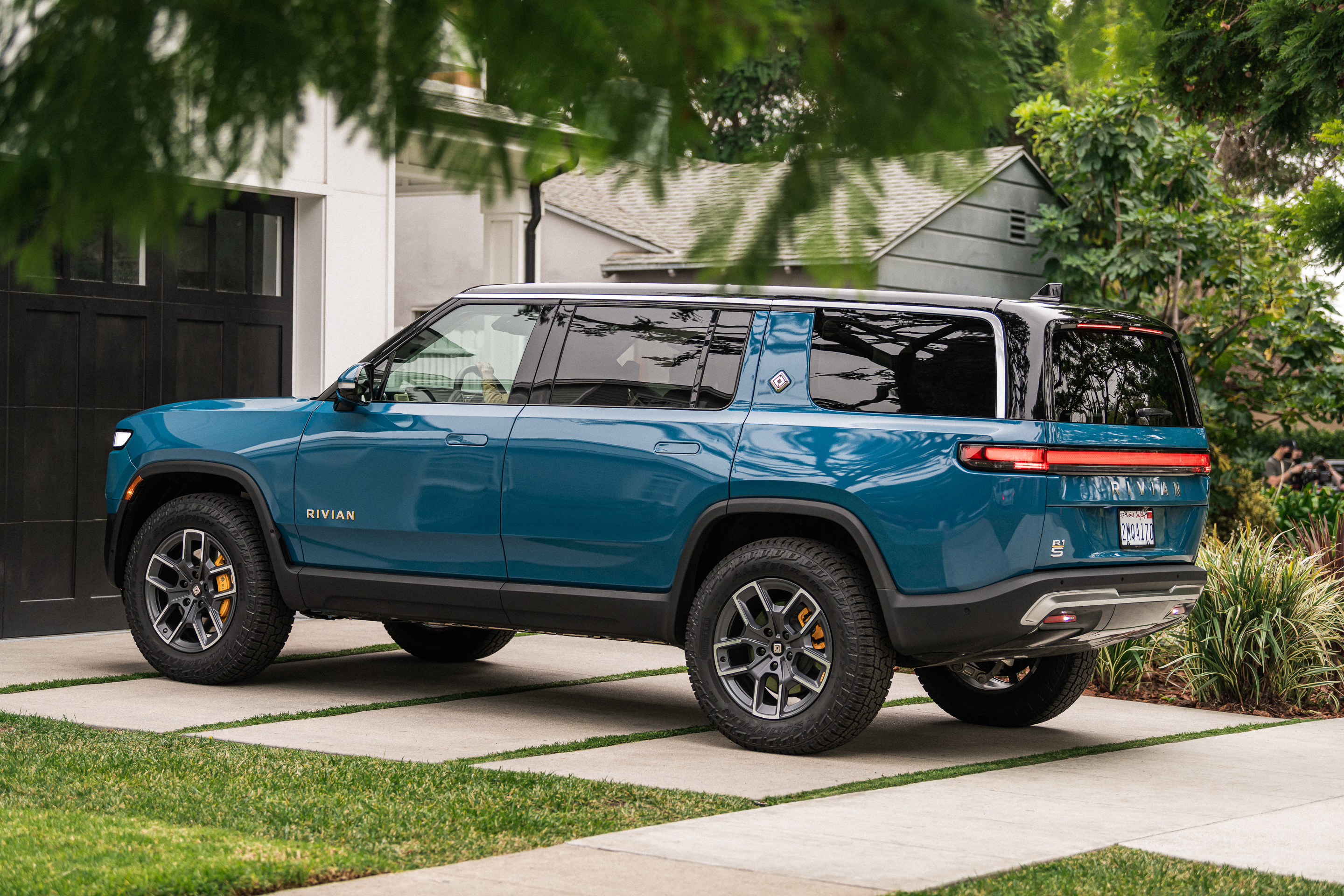 Rivian R1S.