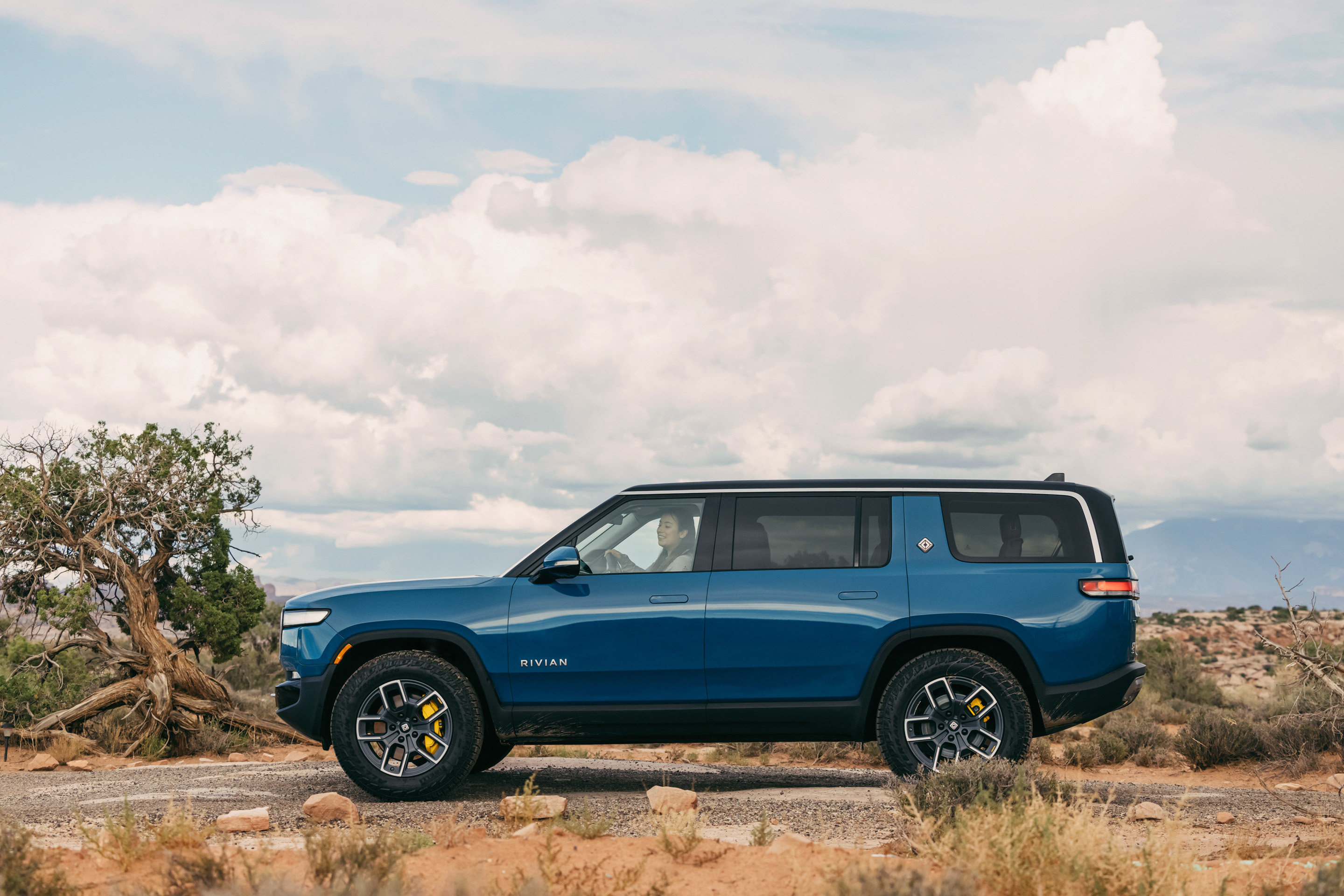 Rivian R1S.