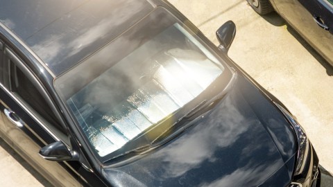 Auto bajo el sol.