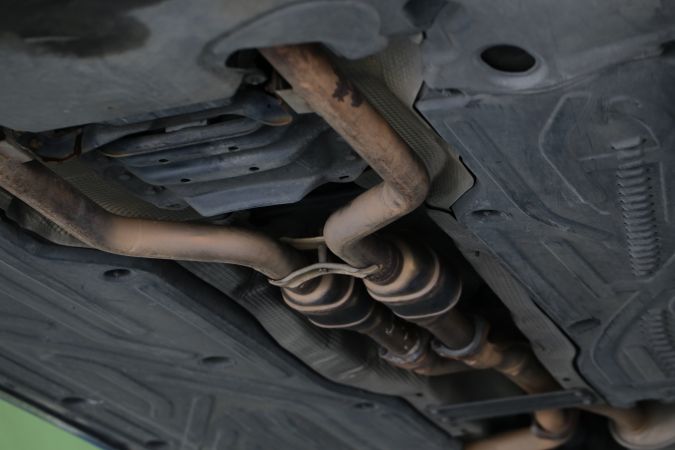 Автомобиль с двойным каталитическим нейтрализатором.