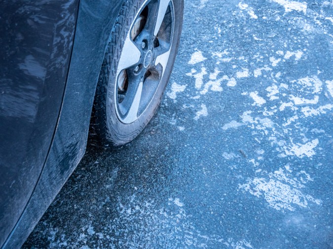 Auto sobre hielo negro.
