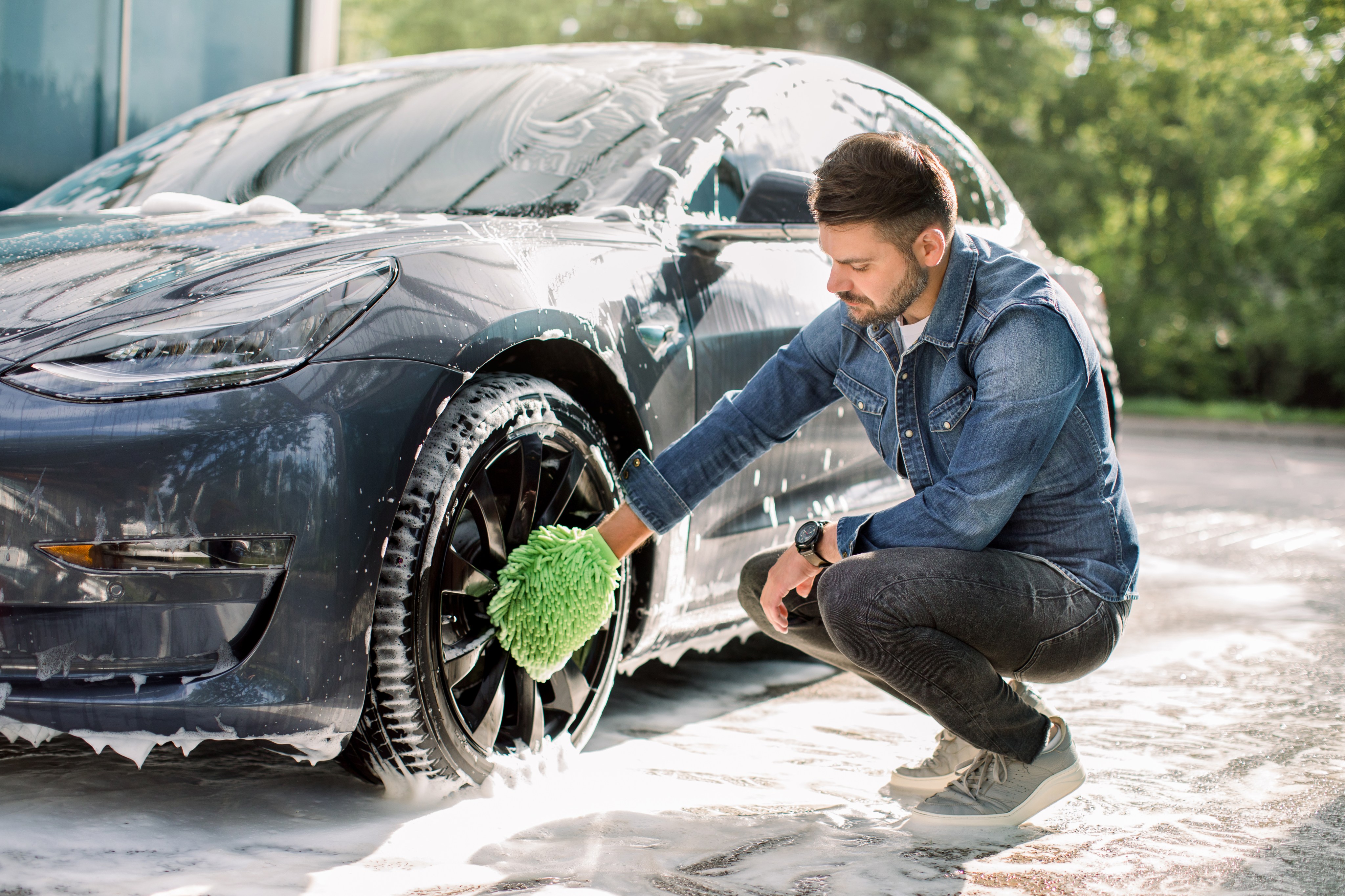 estera espalda contaminación Cómo lavar un auto eléctrico por tu cuenta: qué cuidados tener - Siempre  Auto