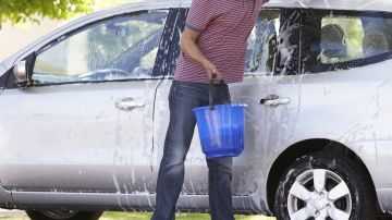 Lavando el auto.