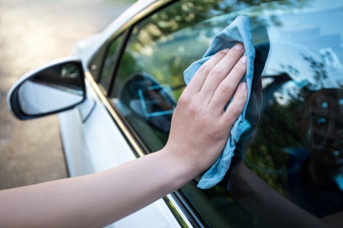 Как очистить стекла автомобиля с помощью уксуса