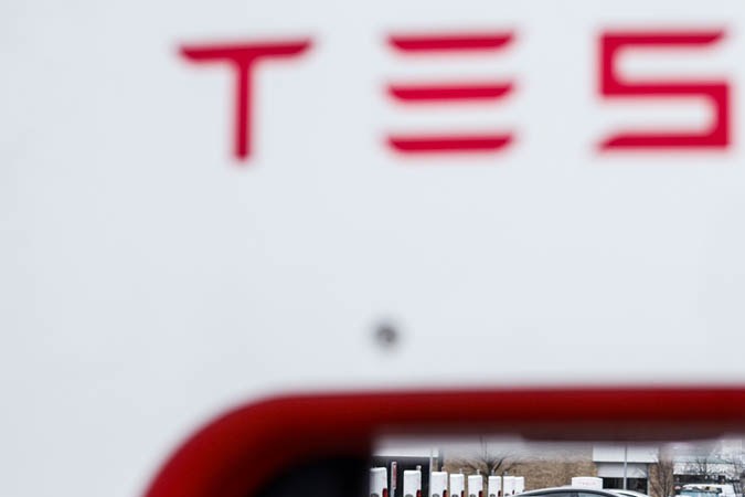 El Tesla Model X incluso se habría estrellado contra una valla cuando intentó aparcar sin la ayuda del conductor